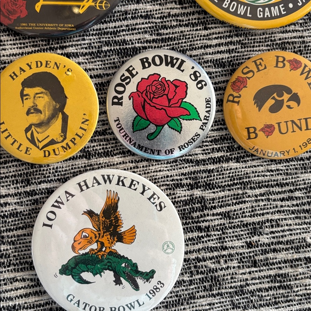 Vintage University of Iowa Hawkeyes Football Button Pin Rose Bowl 80’s - Picture 6 of 6